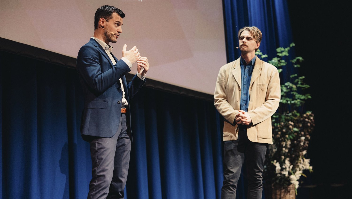 Ulrich Jensen coaching a volunteer on stage